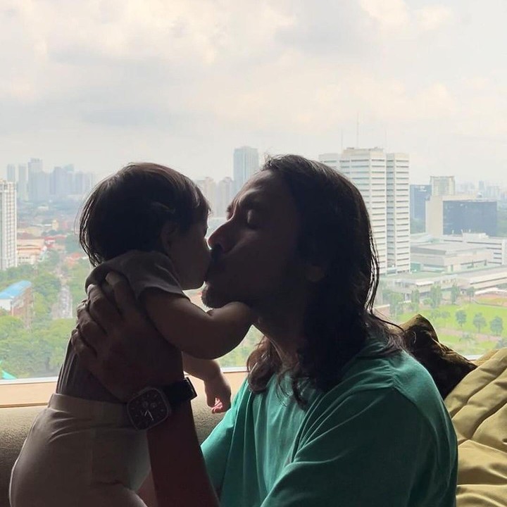 <p>Belum lama ini, Dunia baru saja merayakan ulang tahunnya yang pertama, Bunda. Di usia ini, Dunia semakin terlihat sangat menggemaskan. (Foto: Instagram: @marcello.tahitoe)</p>