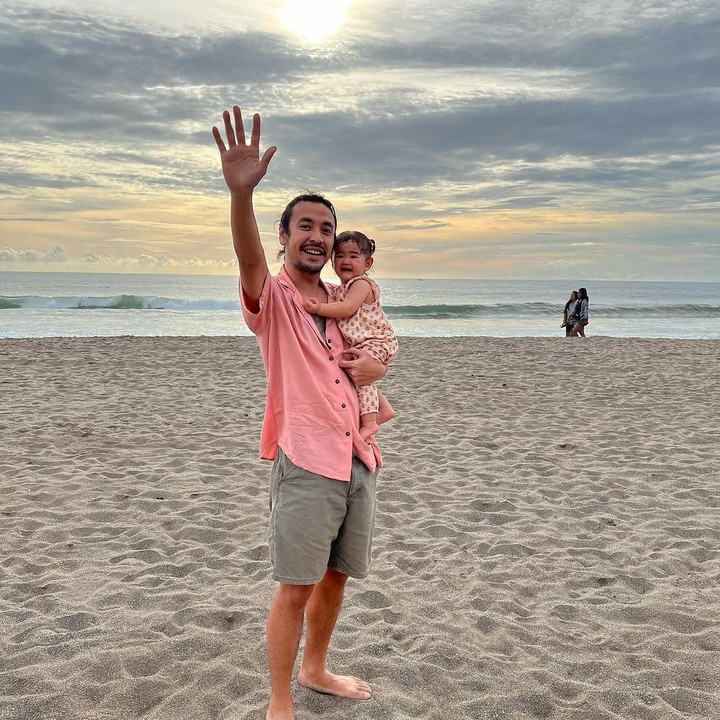 <p>Cindy melahirkan bayi perempuan di hari yang sama dengan ulang tahun sang suami, yakni 20 Februari 2023. Si Kecil pun diberi nama cantik dan penuh makna, Dunia Tahitoe. (Foto: Instagram: @marcello.tahitoe)</p>