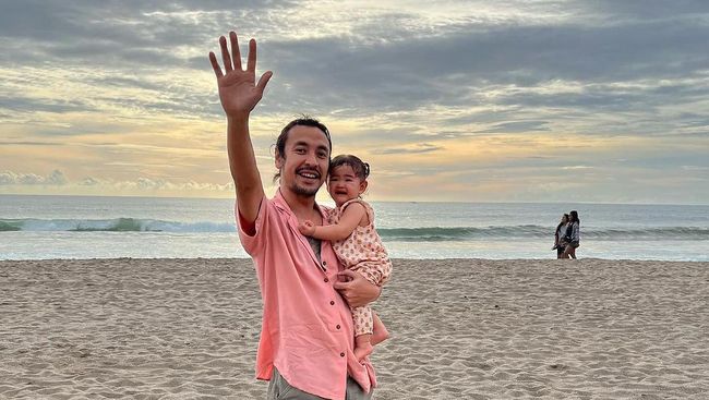 5 Potret Marcello Tahitoe Didandani Putri Kecilnya, Sang Rocker Rela Pakai Bando Polkadot