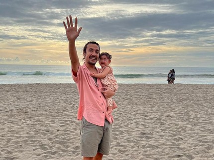 5 Potret Marcello Tahitoe Didandani Putri Kecilnya, Sang Rocker Rela Pakai Bando Polkadot