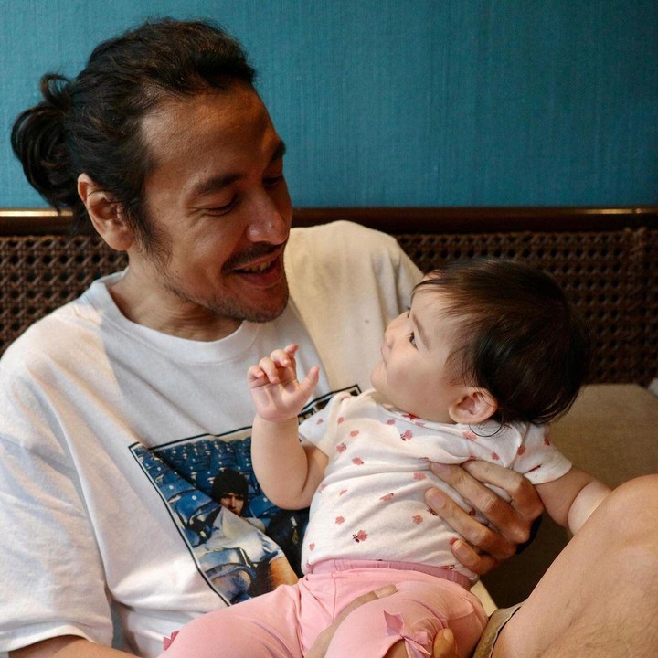 <p>Penyanyi ternama Marcello Tahitoe atau yang akrab disapa Ello, menikah dengan Cindy Maria pada tahun 2022. Kebahagiaan keduanya pun semakin lengkap saat dikaruniai seorang putri cantik. (Foto: Instagram: @marcello.tahitoe)</p>