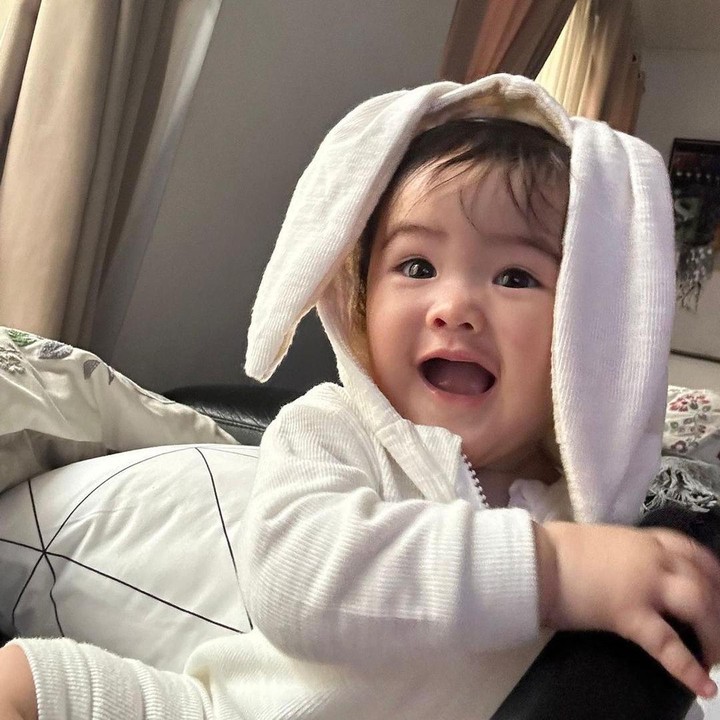 <p>Tidak sedikit netizen yang dibuat gemas dengan tingkah lucu Dunia nih, Bunda. Dalam beberapa kesempatan, Dunia bahkan membuat ekspresi yang bikin netizen salah fokus. (Foto: Instagram: @marcello.tahitoe)</p>