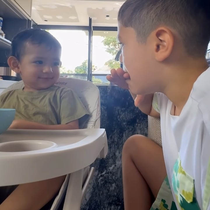 <p>"Keakraban adik dan Kakak hihihi," tutur Jessica kala mengunggah sebuah video yang memperlihatkan kedekatan El Barack dan Don. (Foto: Instagram: @inijedar)</p>