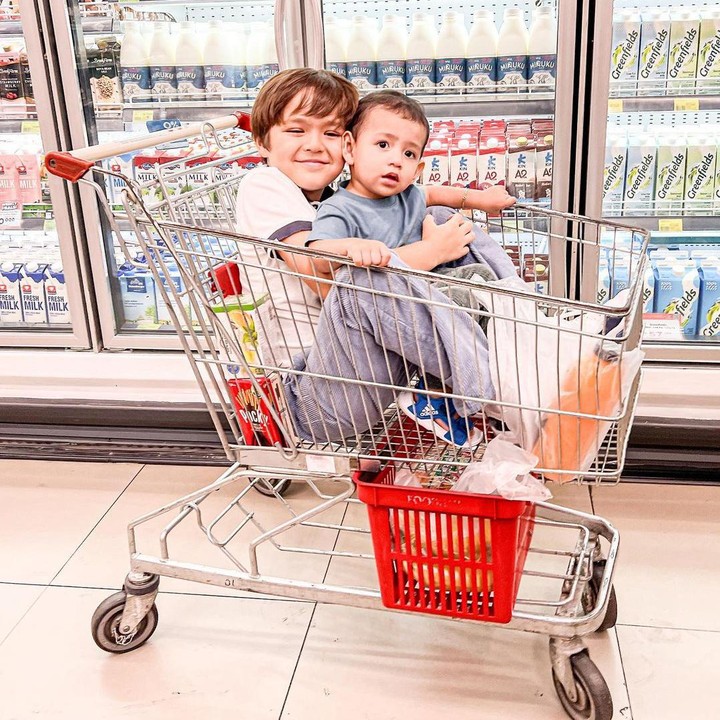 <p>Jessica pun selalu mengabadikan momen manis kebersamaan kedua putranya. Tidak hanya bermain bersama, mereka juga sering liburan dan belanja bareng. (Foto: Instagram: @inijedar)</p>