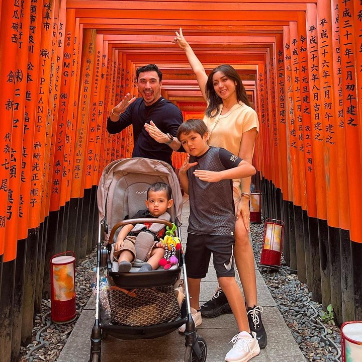 <p>Meski lahir dari Ayah yang berbeda, anak pertama Jessica, El Barack, tetap menyayangi Don, Bunda. Keduanya bahkan terlihat sering menghabiskan waktu bersama. (Foto: Instagram: @inijedar)</p>