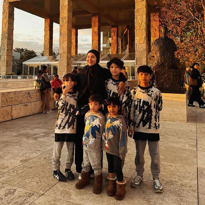 <p>Ratna Galih menikah dengan Sawkani pada tahun 2012, Bunda. Dari pernikahan ini, keduanya pun dikaruniai lima orang anak. (Foto: Instagram: @ratnagalih)</p>