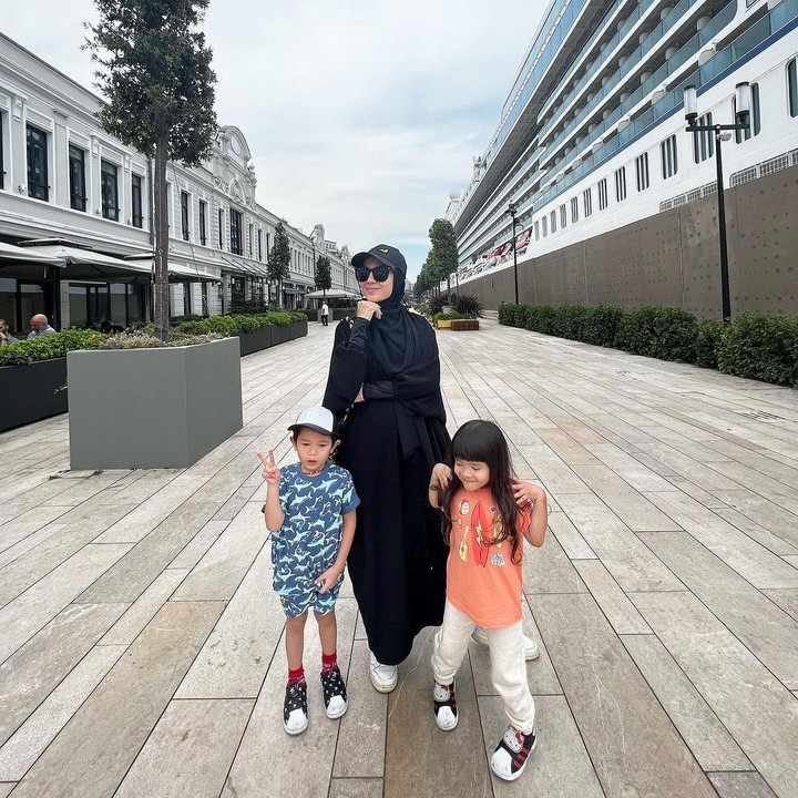 <p>Ratna sendiri kerap mengunggah momen menggemaskan Shaldy dan Shelma pada laman Instagram-nya. Keduanya bahkan berpelukan saat dimarahi sang Bunda, nih.  (Foto: Instagram: @ratnagalih)</p>