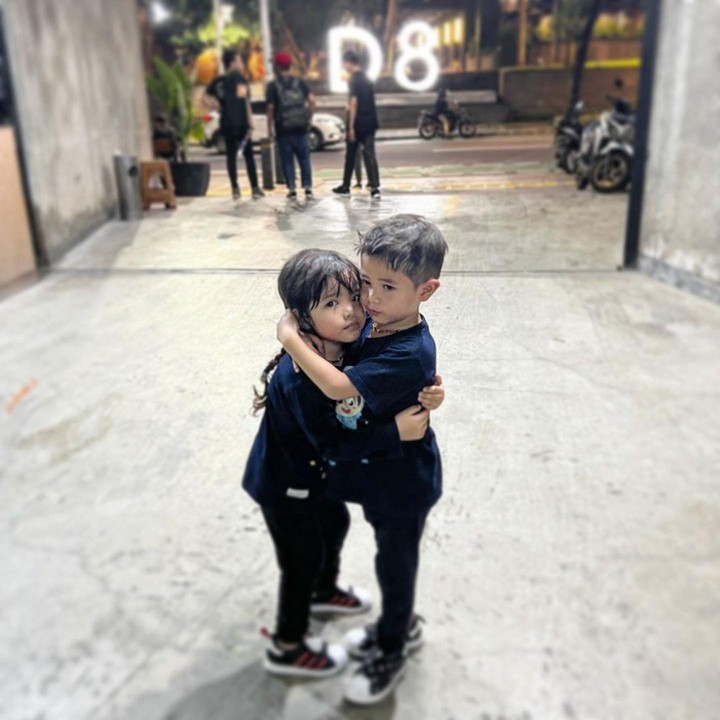 <p>"Dalam cerita habis 'kena omel' Mommy karena manjat. Memang anak cewek hatinya lebih sensitive. Langsung peluk kakaknya sambil ngadu 'Mommy marahin kita'. Lalu dengan santuy kakaknya menjawab 'Ya enggak apa-apa ya Neng, kan dimarainnya sama-sama'," cerita Ratna gemas. (Foto: Instagram: @ratnagalih)</p>
