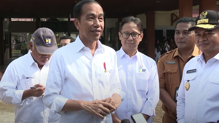 Presiden Joko Widodo memberikan keterangan usai meninjjau RSUD Sibuhuan, Padang Lawas. (YouTUbe/Sekretariat Presiden)