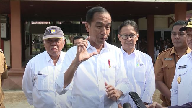 Bagi-Bagi Bantuan Pangan di Sumut, Jokowi: Karena Harga Beras Naik!