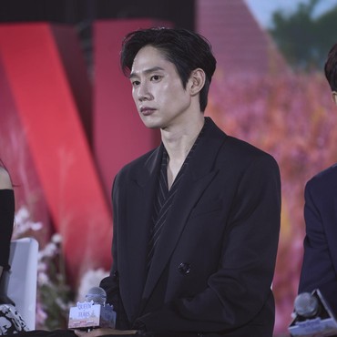 Park Sung Hoon Sebut Kim Soo Hyun Telanjang Dada Jadi Adegan Favorit di 'QOT'
