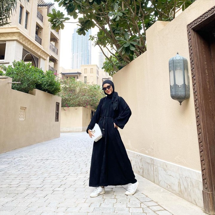 <p>Untuk tampilan yang lebih feminin, Ratna Galih memakai<em> maxi dress</em> bersiluet <em>A-line</em> dengan sepatu <em>sneakers</em>. Kombinasi warna hitam-putih dapat memberi sentuhan modis pada busana Bunda. (Foto: Instagram @ratnagalih)</p>