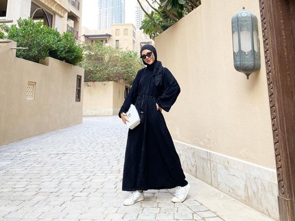 5 Potret Ratna Galih dalam Balutan Gamis Hitam, Inspirasi Mamba Style saat Lebaran