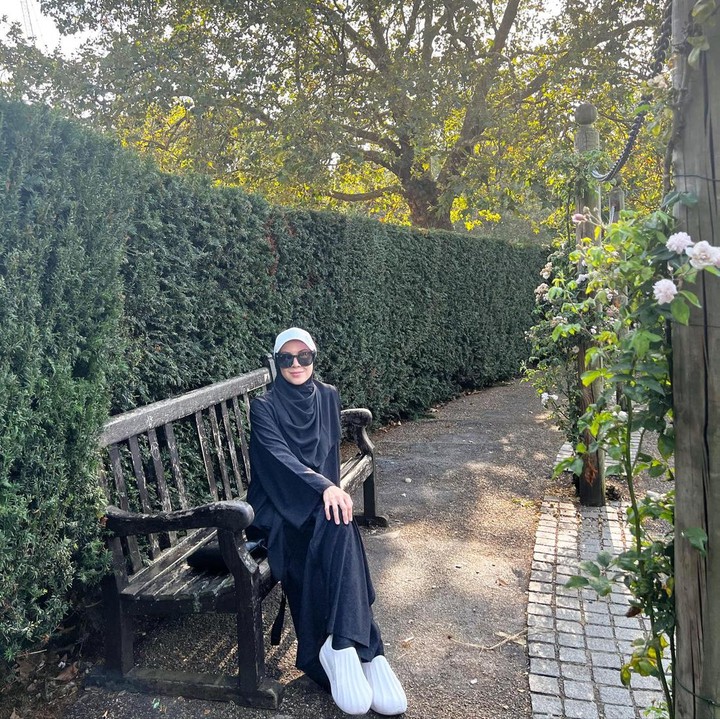 <p>Seperti Ratna Galih, Bunda bisa tampil kasual dengan memakai gamis atau abaya. Bunda dapat memadukannya bersama<em> baseball cap</em> dan kacamata hitam yang kece. (Foto: Instagram @ratnagalih)</p>