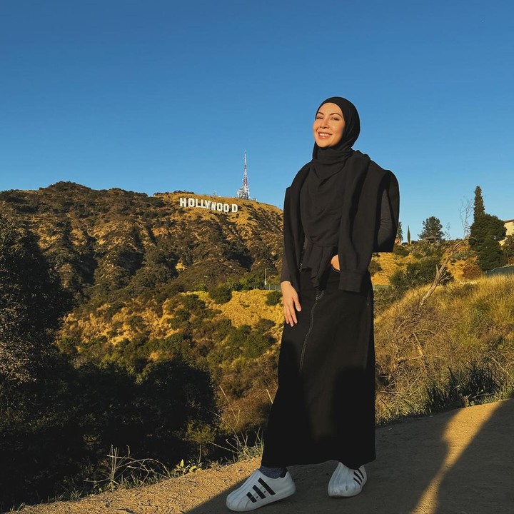 <p>Dalam berbusana, Ratna Galih kerap berkiblat pada gaya kasual yang nyaman dan praktis saat digunakan. Salah satu nuansa yang sering ia tunjukkan adalah <em>mamba</em> alias serba hitam. Intip saja potretnya dengan gamis serba hitam dan <em>sneakers</em> saat berpetualang ke luar negeri. (Foto: Instagram @ratnagalih)</p>
