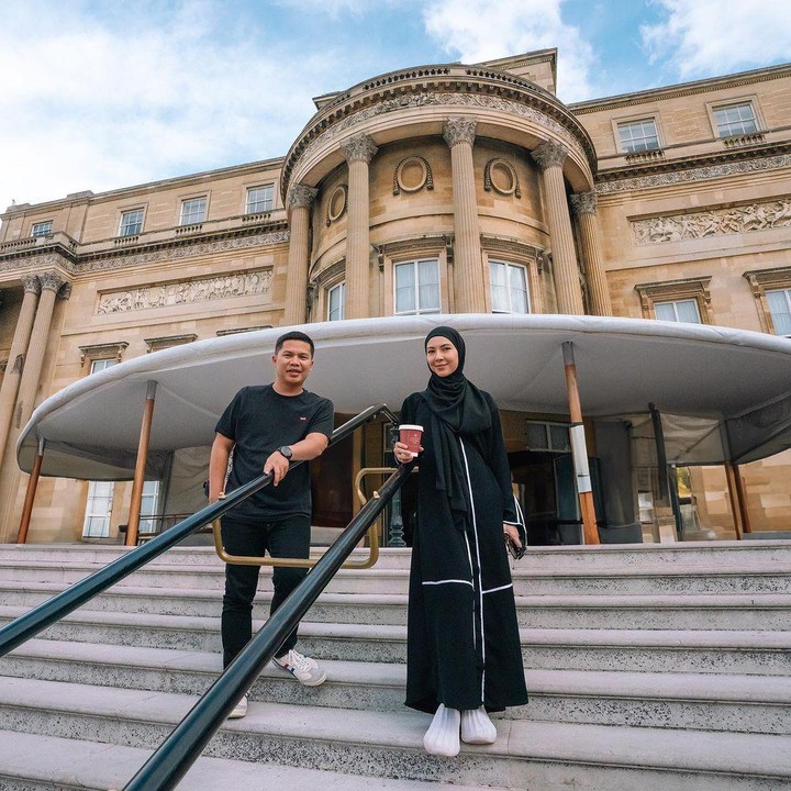<p>Ratna Galih juga tampil kece dengan padu padan<em> casual dress</em> dan <em>sneakers</em> putih. Meski menggunakan <em>sneakers</em>, ia tetap terlihat anggun saat berpose dengan sang suami. (Foto: Instagram @ratnagalih)</p>