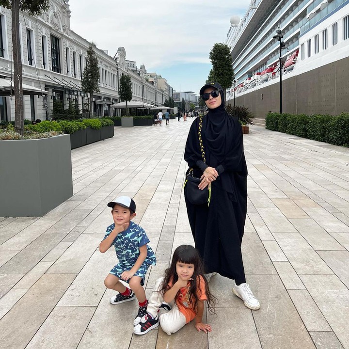 <p>Sudah jadi Bunda, Ratna Galih tetap modis dan tampil kekinian bak anak muda, lho. Ia memakai kaftan warna hitam yang dipadukan dengan <em>sneakers</em> dan <em>sling bag.</em> (Foto: Instagram @ratnagalih)</p>
