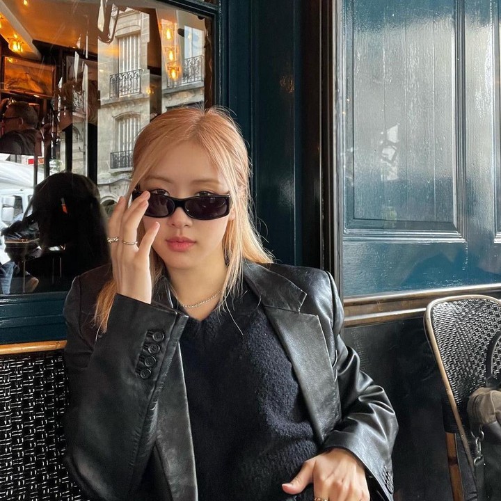 <p>Rose terlihat elegan dengan outfit kasualnya yang satu ini, mengenakan blazer kulit hitam yang dipadukan dengan <em>knitted sweater</em> berwarna serupa dan celana jeans biru. (Foto: Instagram @roses_are_rosie)</p>