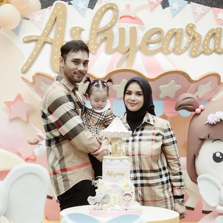 <p>Satu lagi kabar bahagia dari aktor Indonesia, yaitu Megantara. Istrinya yang bernama Asri Fadila, juga tengah hamil anak keduanya. Ia mengumumkan kabar bahagia ini pada akun Instagram pribadi di bulan Februari lalu. (Foto: Instagram @asrifaradila)</p>