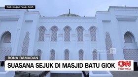 Suasana Sejuk Di Masjid Batu Giok