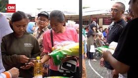 VIDEO: Pemkot Solo Jual Sembako Murah, Gibran: Biar Harga Stabil