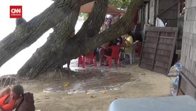 VIDEO: Pantai Kuta Diterjang Ombak Tinggi, Wisatawan Bubar