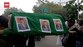 VIDEO: Emak-emak di Solo Demo, Bakar Pocong Gambar Jokowi dan Keluarga