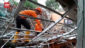 VIDEO: Atap Kelas Ambol, 7 Siswa Dilarikan ke Rumah Sakit