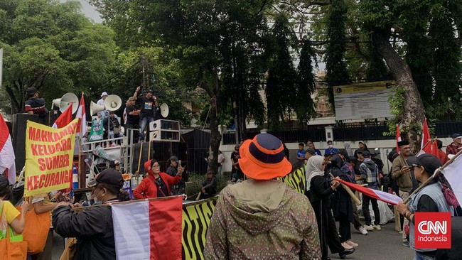 Eks Komandan Jenderal (Danjen) Kopassus Mayjen (Purn) Soenarko terjun demo bersama massa mendesak KPU segera menyetop rekapitulasi karena dugaan kecurangan.