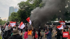 Massa Bakar Ban di Depan Kantor KPU, Tolak Pemilu Curang
