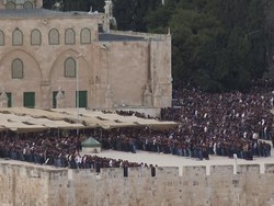 Momen Umat Islam Salat Jumat Perdana Ramadan di Al-Aqsa