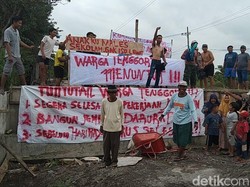 Warga Gresik Demo Proyek Jembatan yang Mangkrak 6 Bulan Lamanya