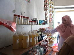 Keren, Warung di Banyuwangi Ini Jual Sembako dalam Kemasan Daur Ulang