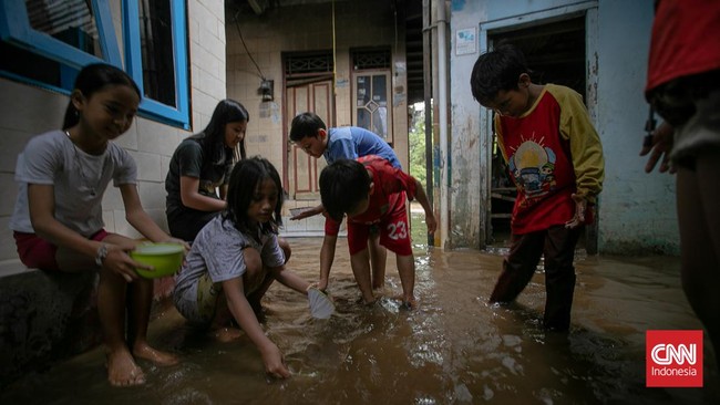 Sebanyak 18 RT yang terendam banjir berada di Jakarta Timur. Luapan Kali Ciliwung menjadi penyebab belasan RT tersebut terendam air sekitar 30 hingga 80 cm.