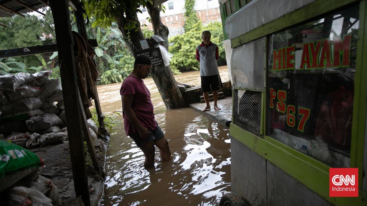FOTO: Waswas Warga di Bantaran Sungai Ciliwung Kala Musim Hujan