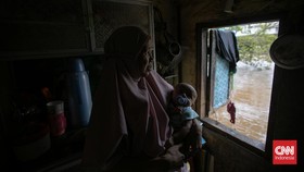 FOTO: Waswas Warga di Bantaran Sungai Ciliwung Kala Musim Hujan