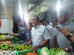 Zulhas Borong Ayam hingga Beras Pedagang Pasar Kramat Jati