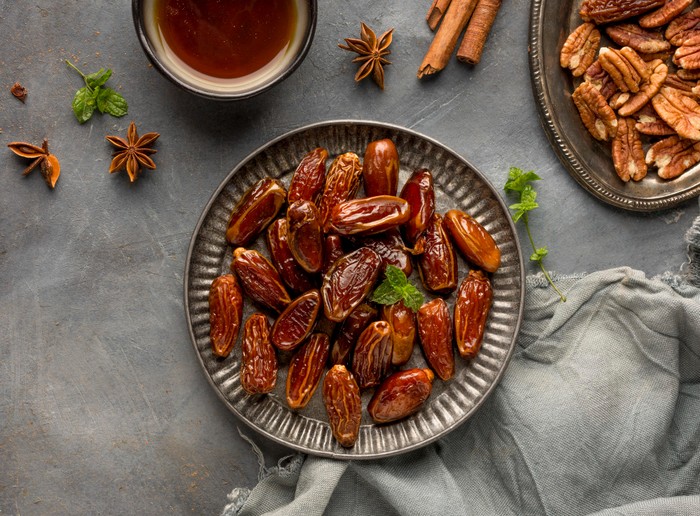 Kurma mengandung banyak eletrolit seperti magnesium, kalsium, zat besi, dan kalium. Kurma juga baik untuk pencernaan karena mengandung serat pangan di dalamnya.