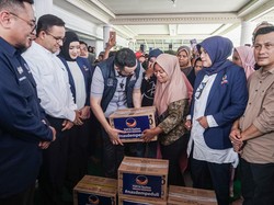 Anies Kunjungi Warga Terdampak Banjir di Sumbar, Serahkan Bantuan Sembako