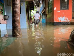 Kondisi Banjir Permukiman Cawang Bantaran Ciliwung: Air Masih Selutut