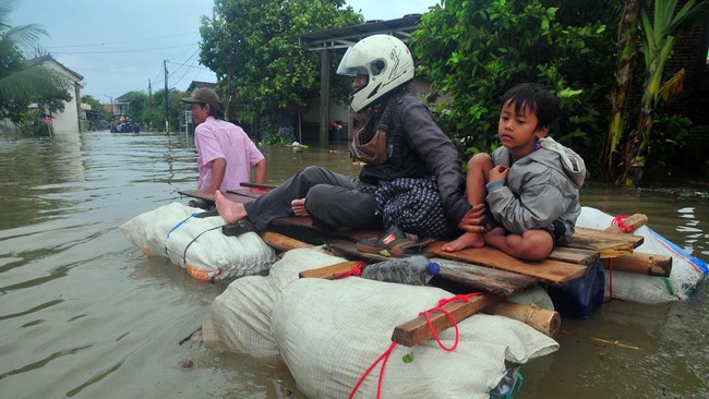 Pemkab Kudus menetapkan status tanggap darurat bencana alam menyusul banjir yang melanda lima kecamatan sejak Kamis (14/3).