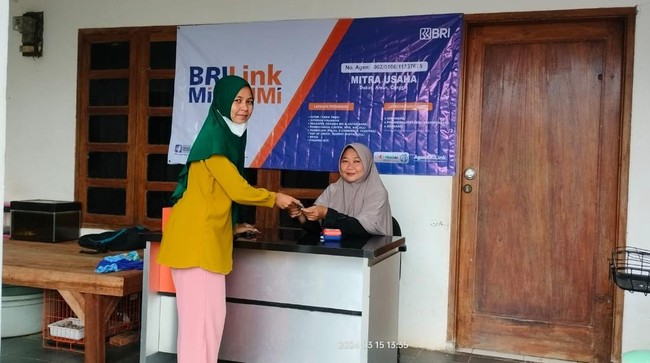 Tak hanya membuka peluang bisnis untuk dirinya sendiri, Caryati mengaku menjadi mitra UMi BRILink terbukti membantu memenuhi kebutuhan ekonomi warga.