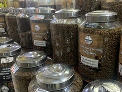 Ngopi dan Perbincangan Hangat di Dunia Kopi di Tengah Pasar Santa