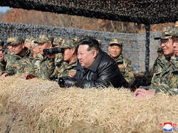 Kim Jong Un Naik Mobil Hadiah Putin-Awasi Latihan Pasukan Penerjun Korut