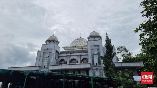 Jelang waktu berbuka puasa, ada kajian keislaman menggunakan bahasa Sunda di Masjid Al Mi'raj, Kota Bogor sepanjang bulan Ramadan.