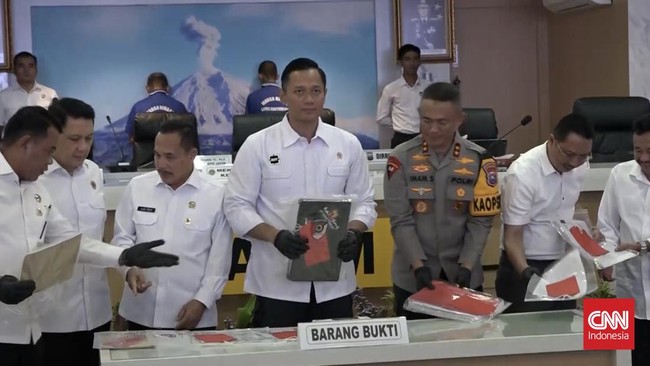 Menteri ATR/BPN Agus Harimurti Yudhoyono alias AHY bersama Polda Jawa Timur dan Kejaksaan Tinggi Jatim menindak mafia tanah Banyuwangi dan Pamekasan.