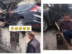 Heboh Video Viral Mobil Nyangkut di Atap Rumah Warga, Faktanya...