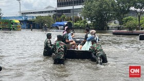 Banjir, Pasien RSI Sultan Agung Semarang Dievakuasi Pakai Perahu Karet