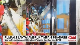 VIDEO: Rumah 2 Lantai Ambruk Timpa 4 Penghuni