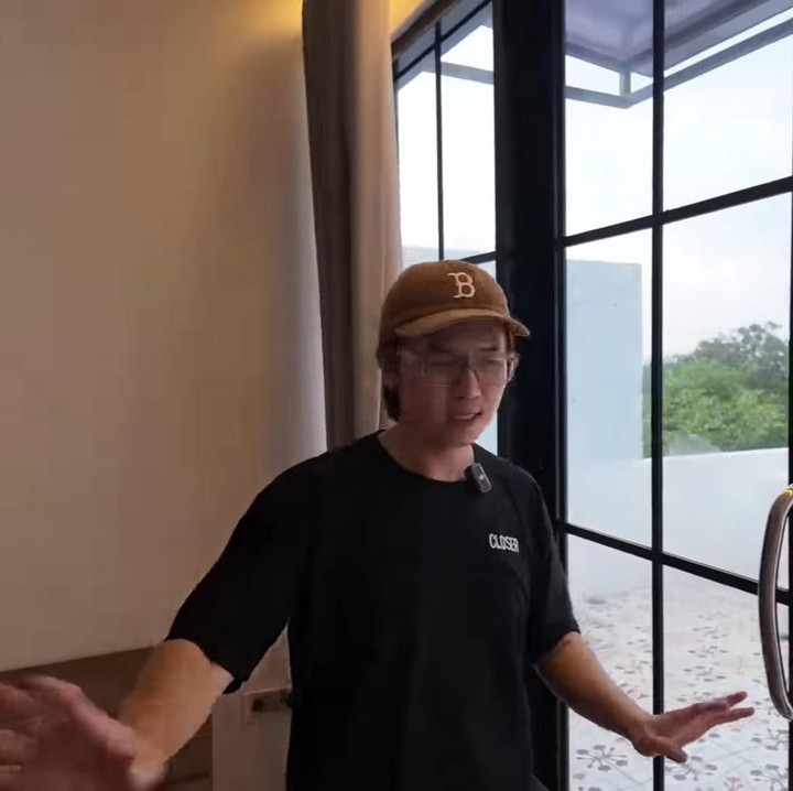 <p>Selain itu, kamar Rafael ini dilengkapi dengan balkon yang rencananya akan dibuat ruangan lagi untuk tempat berkumpul ketika teman-temannya berkunjung, Bunda. (Foto: YouTube Rafael Tan)</p>